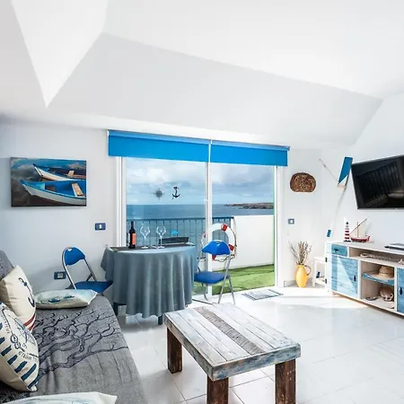 아파트 Nautical Loft *beachfront *terraces *parking 아로나