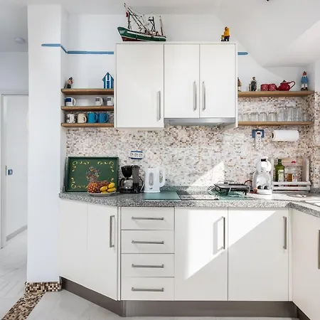 Nautical Loft *beachfront *terraces *parking 아로나