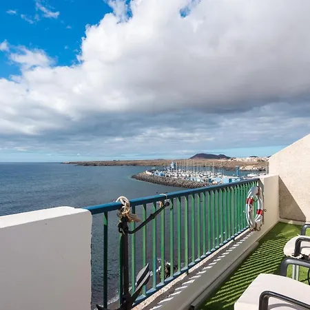 Nautical Loft *beachfront *terraces *parking 아파트 아로나
