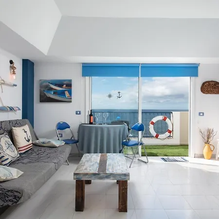 Nautical Loft *beachfront *terraces *parking أرونا